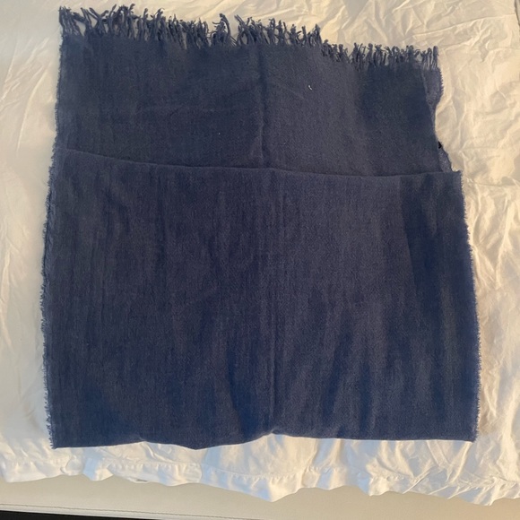 Blue scarf in great condition never worn - Picture 2 of 2